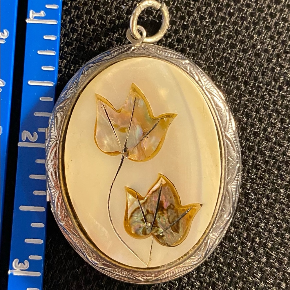 Locket - Picture 5 of 6